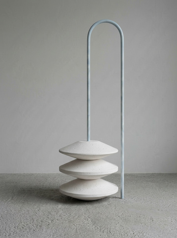 Laaf Nina_WAHLVERWANDT_2026_Gips, Edelstahl, Lack_220 x 80 x 60 cm_Fotograf Ives Laaf | © Laaf Nina_WAHLVERWANDT_2026_Gips, Edelstahl, Lack_220 x 80 x 60 cm_Fotograf Ives Laaf