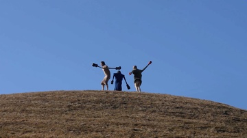 Béla Juttne_Gipfeltreffen (Mutter, Vater, Sohn)_2025_Video MP4 HD, 169_Foto Béla Juttner | © Béla Juttne_Gipfeltreffen (Mutter, Vater, Sohn)_2025_Video MP4 HD, 169_Foto Béla Juttner