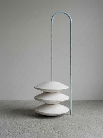Laaf Nina_WAHLVERWANDT_2026_Gips, Edelstahl, Lack_220 x 80 x 60 cm_Fotograf Ives Laaf | © Laaf Nina_WAHLVERWANDT_2026_Gips, Edelstahl, Lack_220 x 80 x 60 cm_Fotograf Ives Laaf