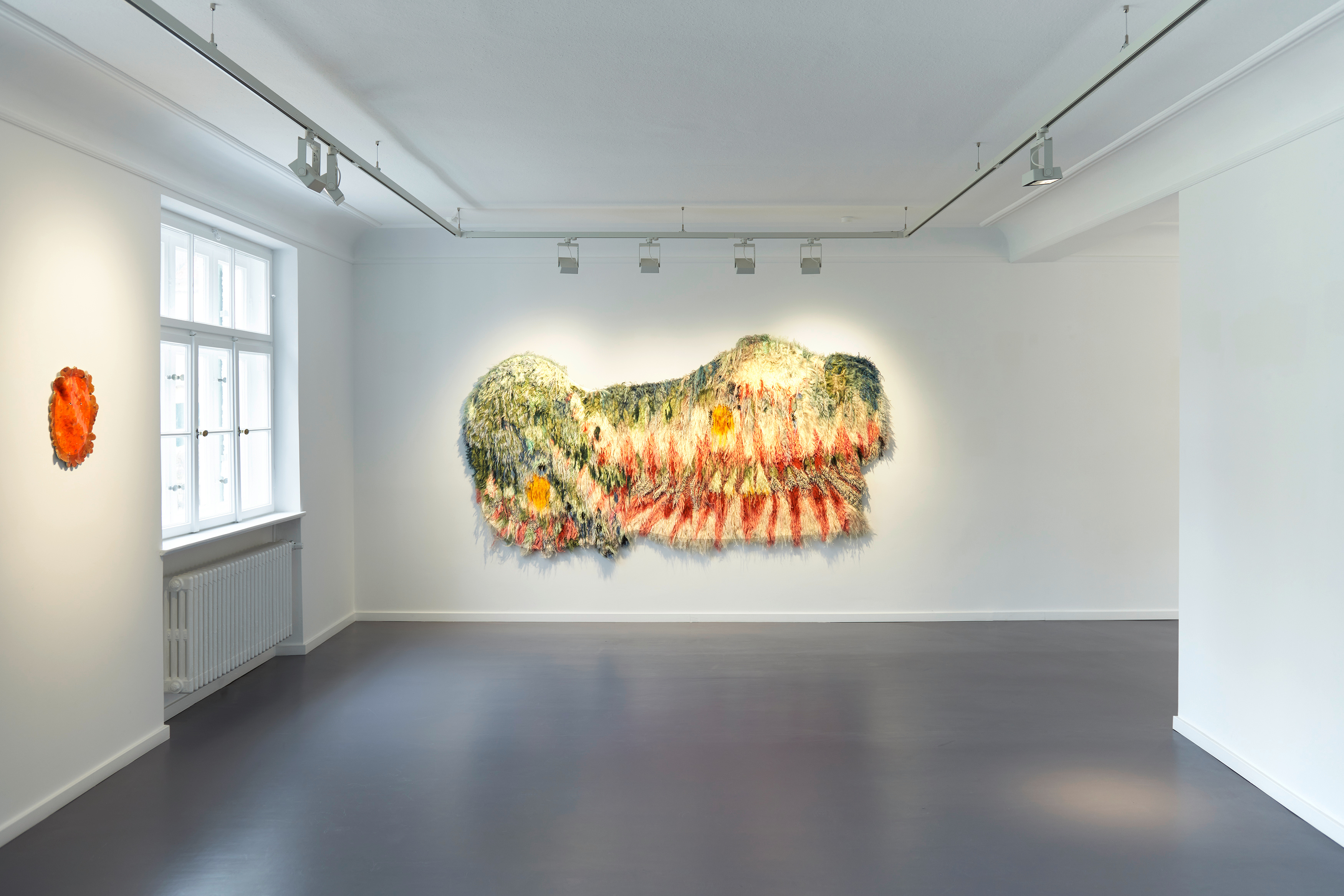 Ausstellung Shapeshifter Caroline Achaintre im Künstlerhaus Marktoberdorf_GUMS_2024_handgetuftete Wolle_150 x 300 cm_Foto Nikolaus Steglich_2025_Courtesy of the artist Art  Concept Paris and von Bartha BaselCopenhagen | © Ausstellung Shapeshifter Caroline Achaintre im Künstlerhaus Marktoberdorf_GUMS_2024_handgetuftete Wolle_150 x 300 cm_Foto Nikolaus Steglich_2025_Courtesy of the artist Art  Concept Paris and von Bartha BaselCopenhagen