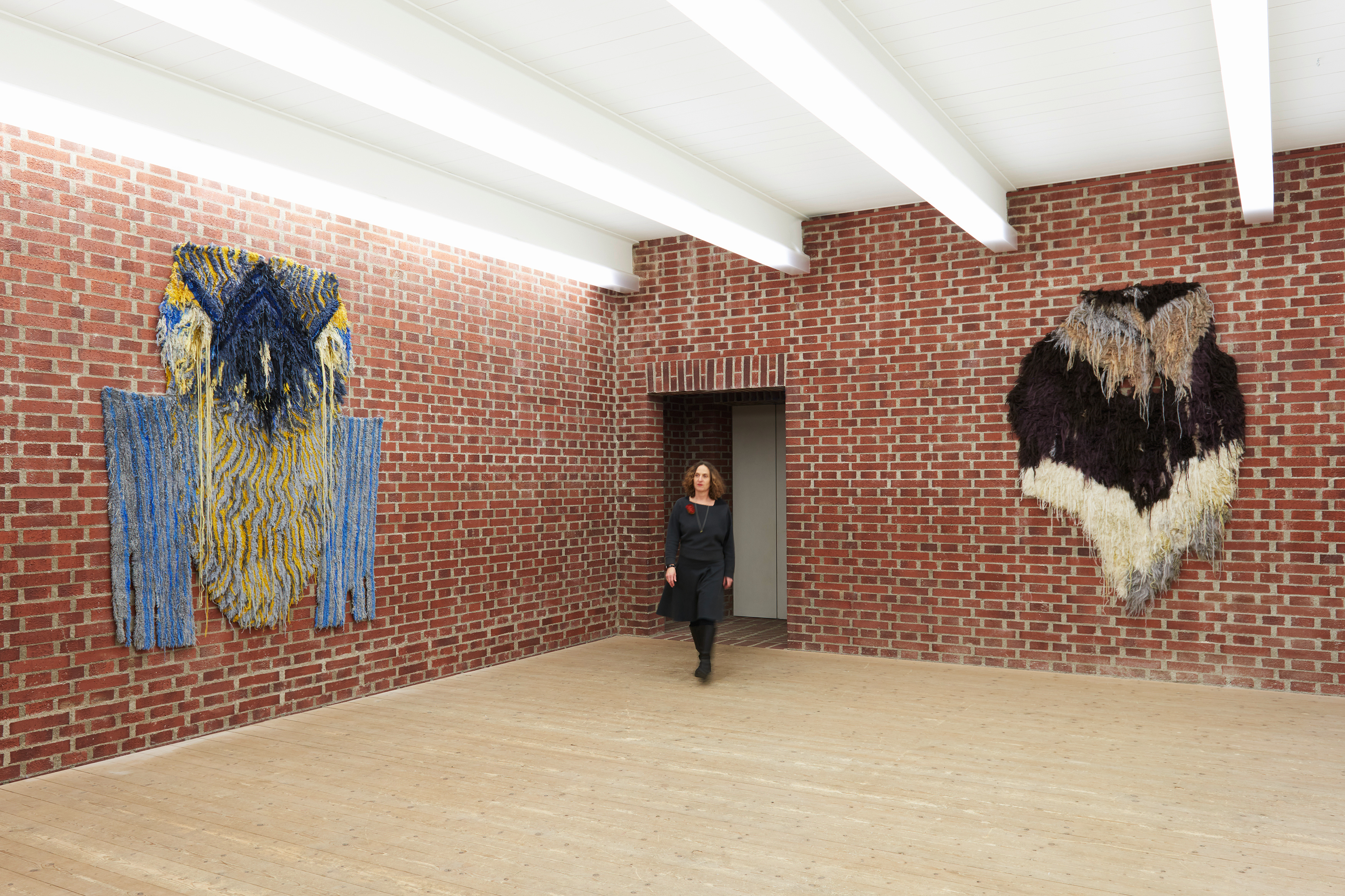 Ausstellung Shapeshifter C. Achaintre im Künstlerhaus MOD_Ltl. M. Heckelmann vor IBIS und IGOR_Foto Nikolaus Steglich_2025_Courtesy of the artist, Art  Concept, Paris, and von Bartha, BaselCopenhagen | © Ausstellung Shapeshifter C. Achaintre im Künstlerhaus MOD_Ltl. M. Heckelmann vor IBIS und IGOR_Foto Nikolaus Steglich_2025_Courtesy of the artist, Art  Concept, Paris, and von Bartha, BaselCopenhagen