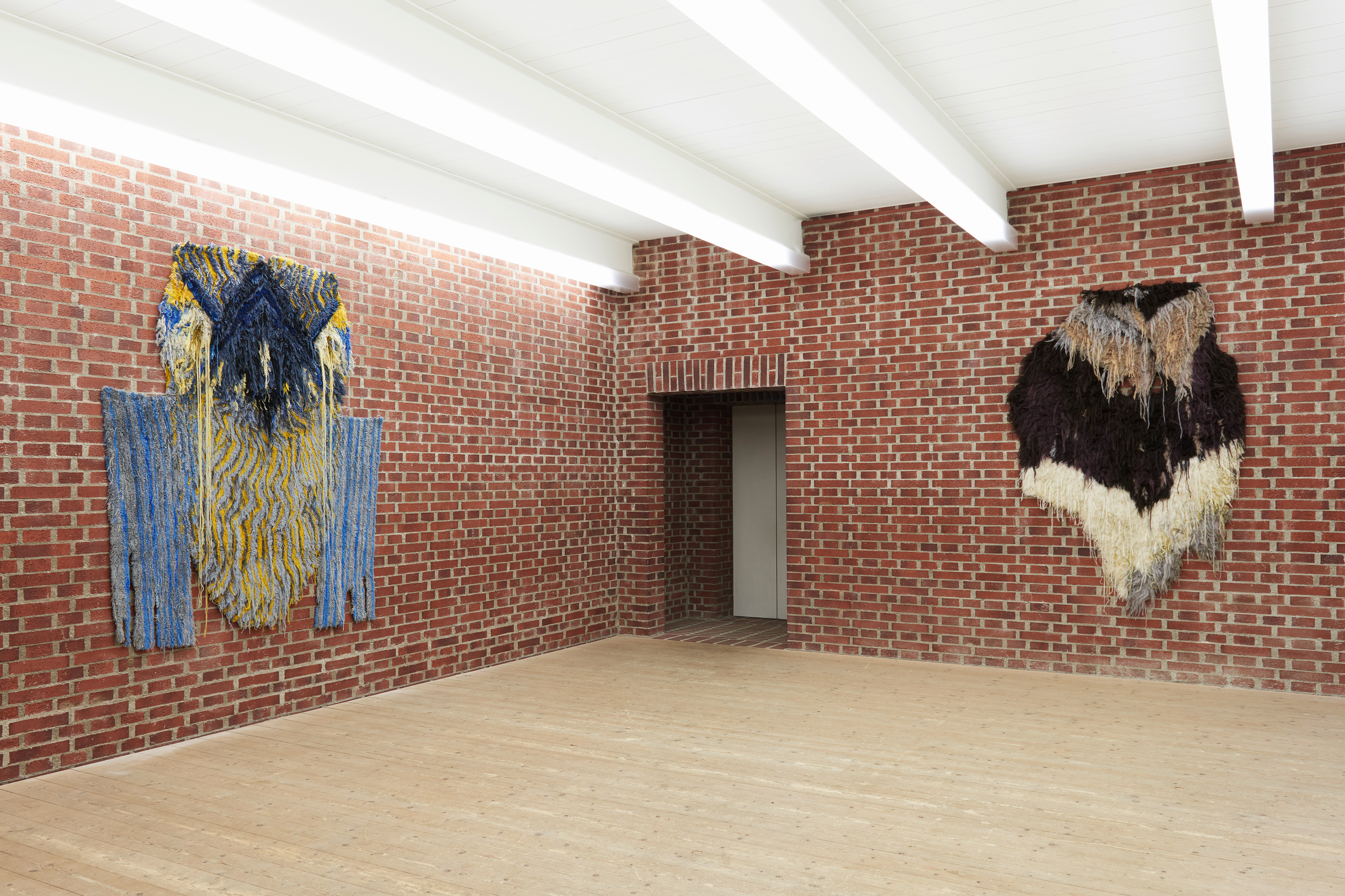 Ausstellung Shapeshifter Caroline Achaintre im Künstlerhaus Marktoberdorf_IBIS und IGOR_Foto Nikolaus Steglich_2025 (2)_Courtesy of the artist, Art  Concept, Paris, and von Bartha, BaselCopenhagen | © Ausstellung Shapeshifter Caroline Achaintre im Künstlerhaus Marktoberdorf_IBIS und IGOR_Foto Nikolaus Steglich_2025 (2)_Courtesy of the artist, Art  Concept, Paris, and von Bartha, BaselCopenhagen