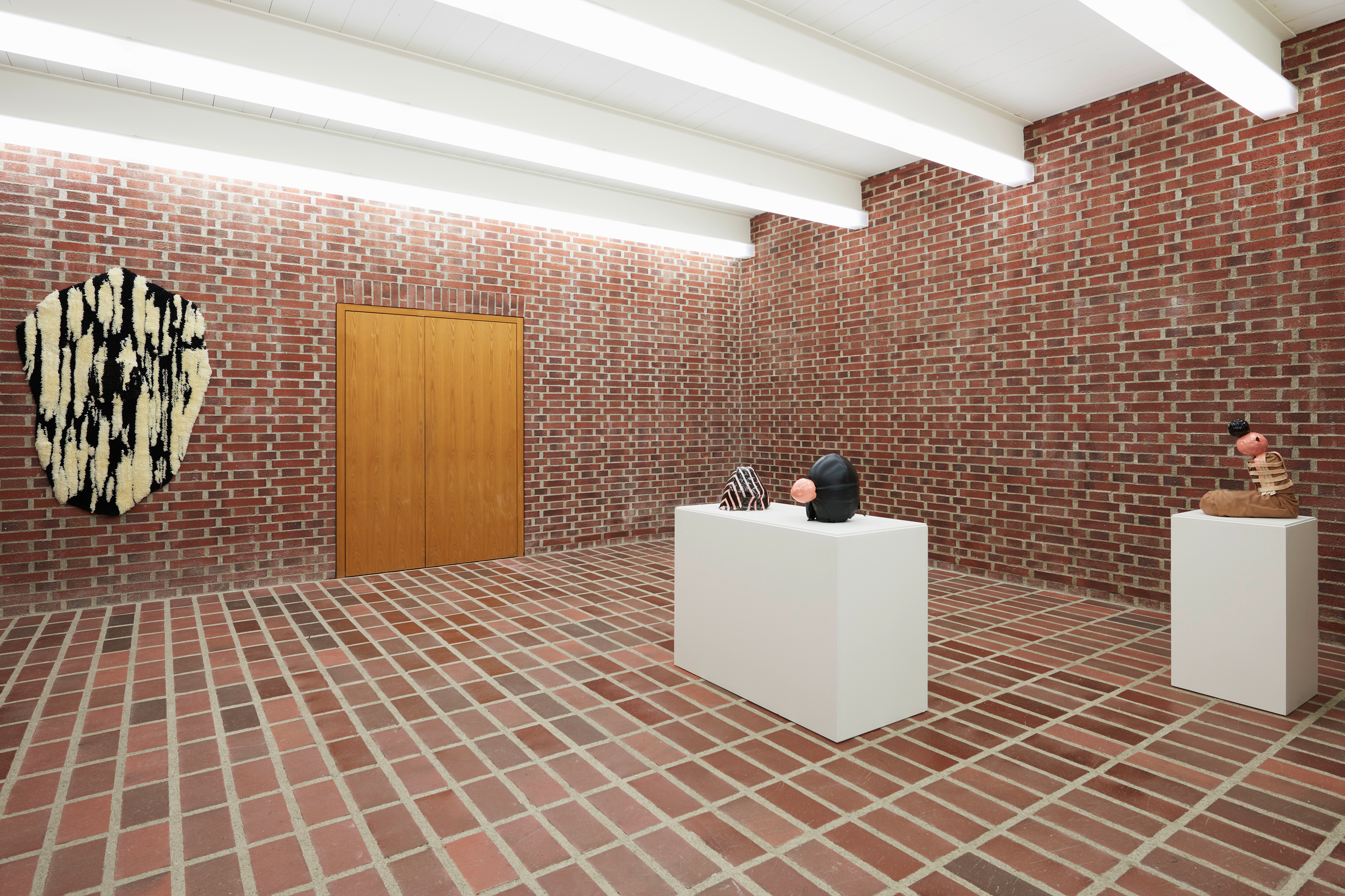 Ausstellungsansicht UG_ Shapeshifter Caroline Achaintre im Künstlerhaus Marktoberdorf_Foto Nikolaus Steglich_2025_Courtesy of the artist, Art  Concept, Paris, and von Bartha, BaselCopenhagen | © Ausstellungsansicht UG_ Shapeshifter Caroline Achaintre im Künstlerhaus Marktoberdorf_Foto Nikolaus Steglich_2025_Courtesy of the artist, Art  Concept, Paris, and von Bartha, BaselCopenhagen