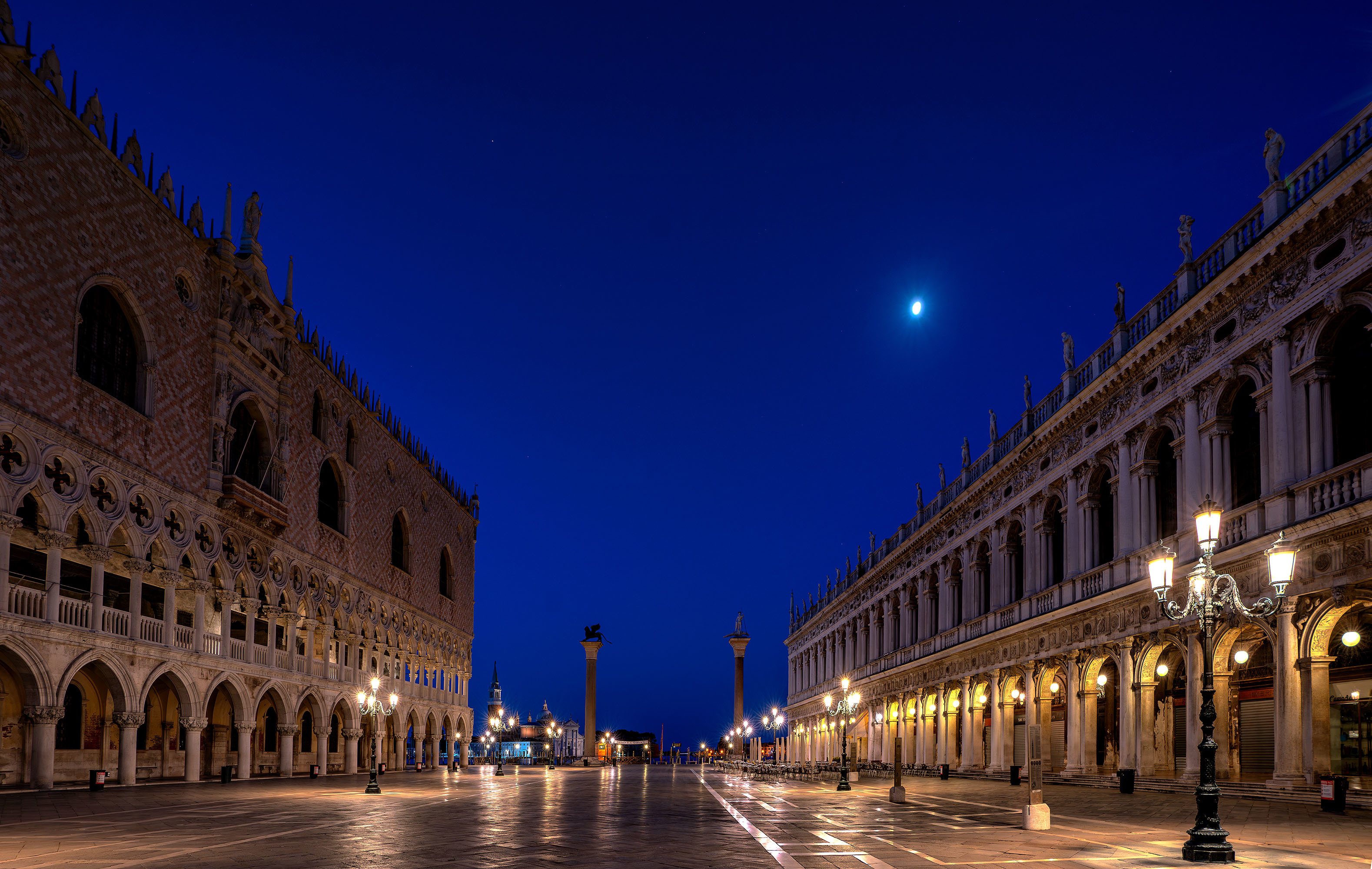 Mathias Eder | „Empty Venice - leeres Venedig 2020“ | Markusplatz zur blauen Stunde morgens | Fotografie | 29 x 42 cm | © Mathias Eder