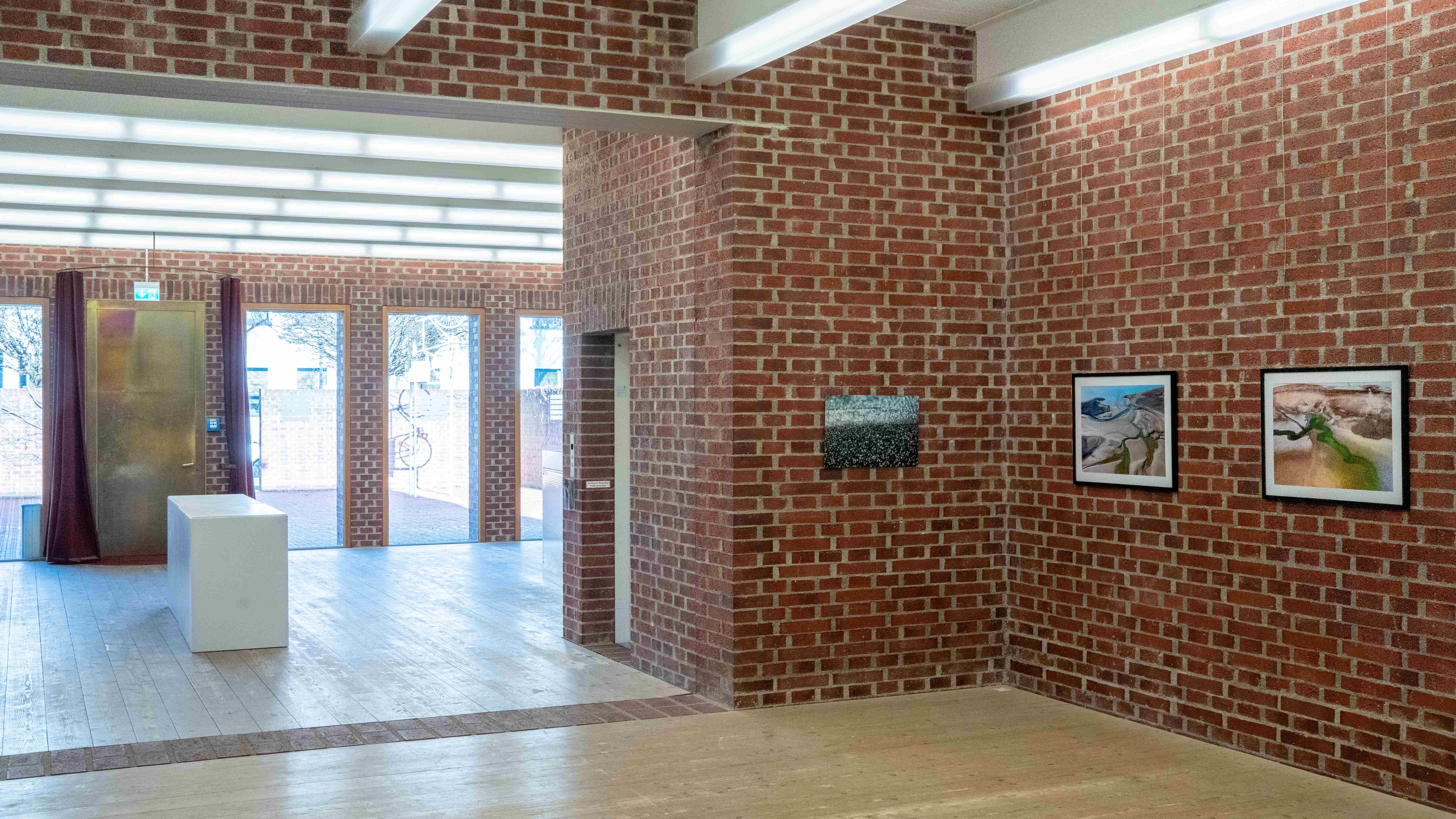 ZU GAST IM KH 2026_ Film- und Fotofreunde Ausstellungsansicht Neubau EG Hubert Jäger Thomas Häring_Foto Thomas Häring | © ZU GAST IM KH 2026_ Film- und Fotofreunde Ausstellungsansicht Neubau EG Hubert Jäger Thomas Häring_Foto Thomas Häring