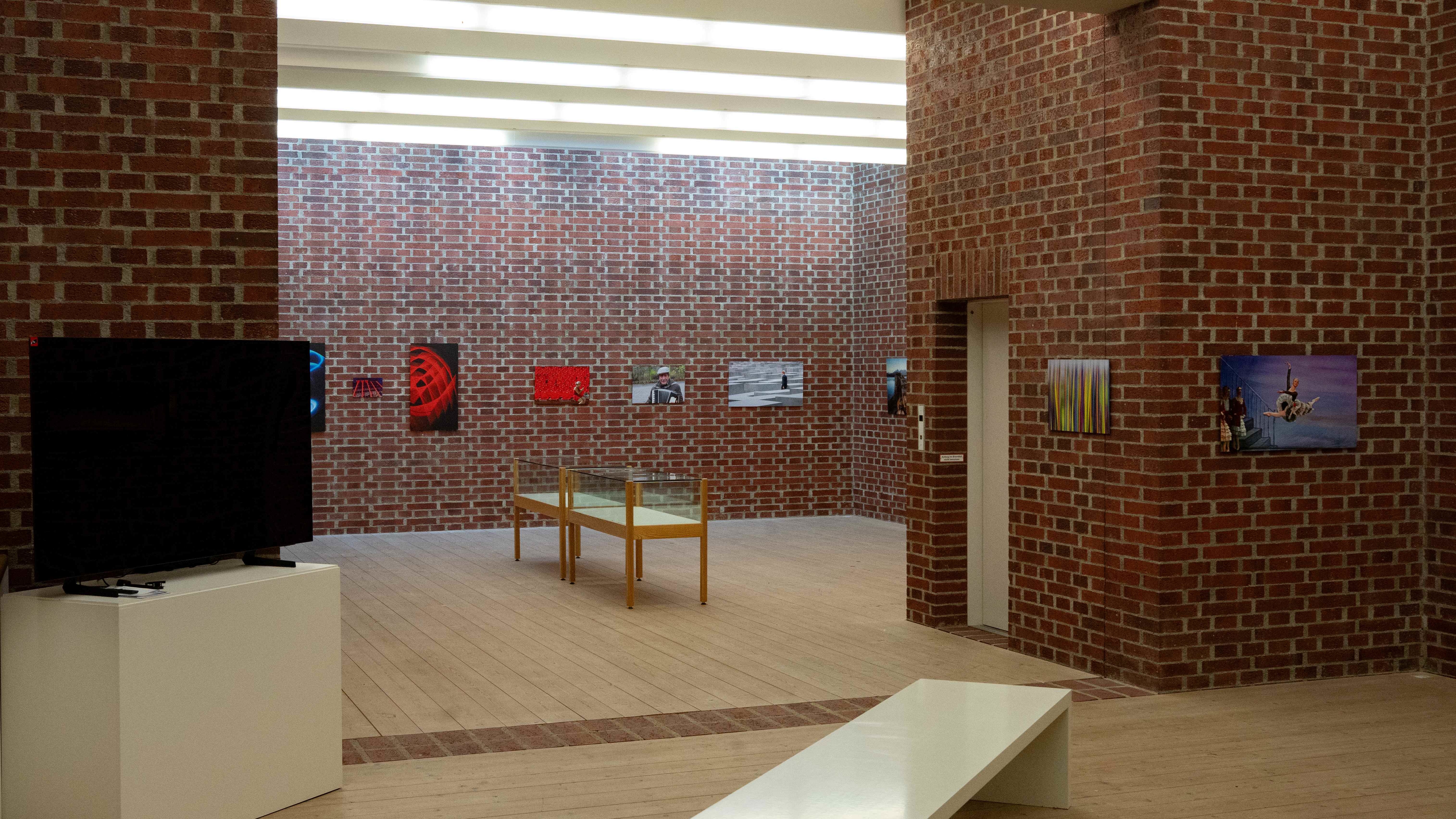 ZU GAST IM KH 2026_ Film- und Fotofreunde Ausstellungsansicht Neubau OG Hubert Jäger Alfred Michel _Foto Thomas Häring | © ZU GAST IM KH 2026_ Film- und Fotofreunde Ausstellungsansicht Neubau OG Hubert Jäger Alfred Michel _Foto Thomas Häring